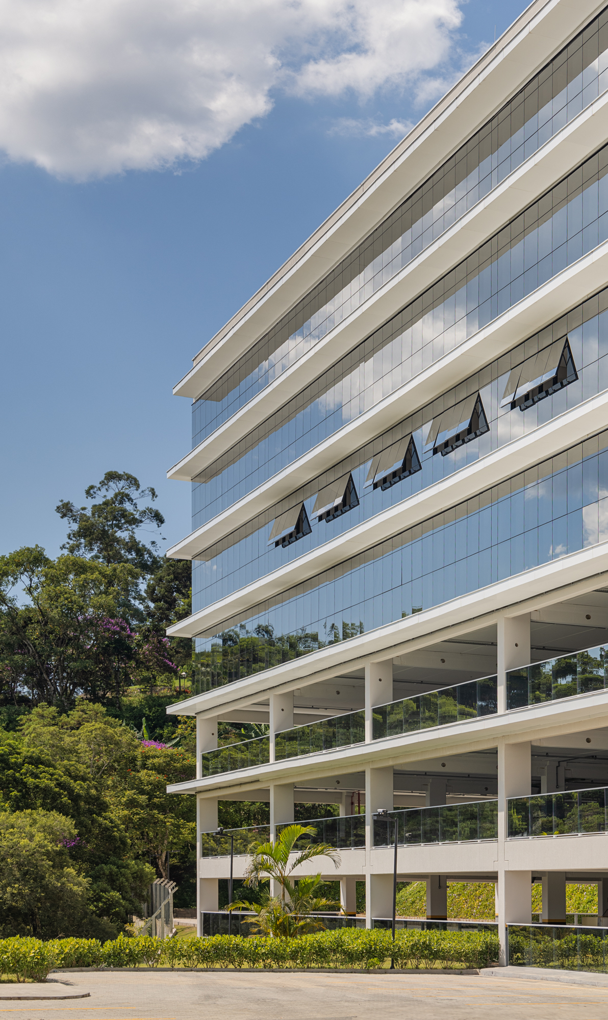 Bella Vista Empresarial — lateral